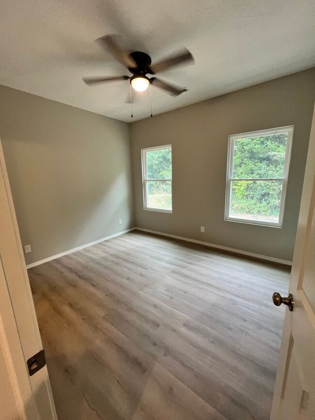 Building Photo - 1/2 Off First months Rent!!!  4 bedroom 2 bath Bolivar MO