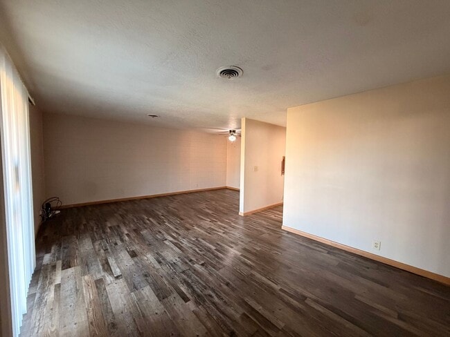 Building Photo - Available Now!! 1 Bedroom, 1 Bath Upper Level Remodeled Apartment for Rent!!