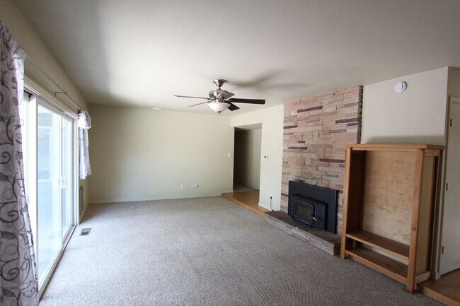Building Photo - MOVE IN READY! Spacious 4-Bedroom Coconino...