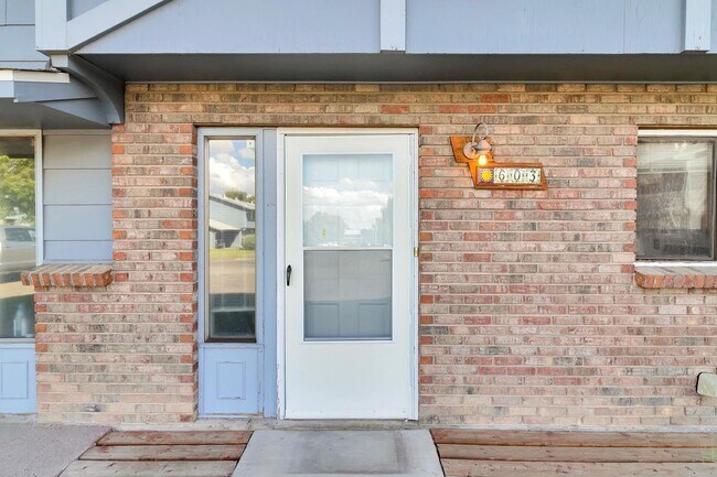 Building Photo - 2 Bedroom Condo near CMU