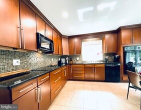 Building Photo - 157 Main St