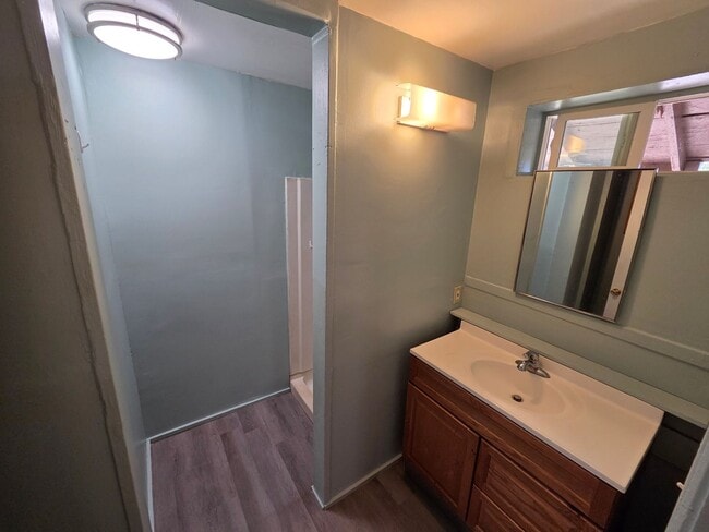 Building Photo - Recently Updated 2 Bedroom 1 Bath Duplex