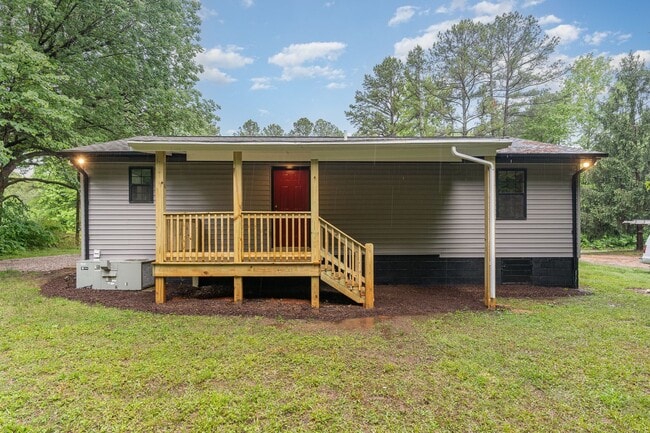 Building Photo - Beautifully Renovated 3-Bedroom Home in Fr...