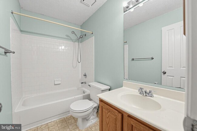 Building Photo - 2504 Smoketree Ln