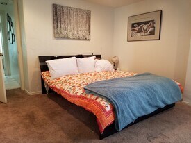 Building Photo - 801 E Seneca St