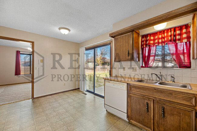 Building Photo - 2122 S White Oak Cir