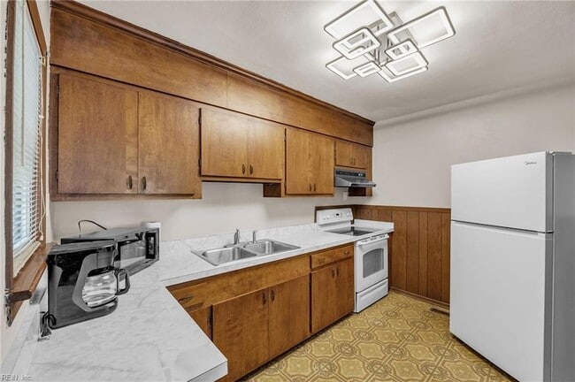 Building Photo - 1345 E Norcova Dr