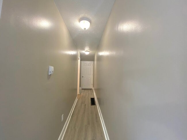 Building Photo - 5 bed/ 2 Bath Mins. from UC Only $750/pp (...
