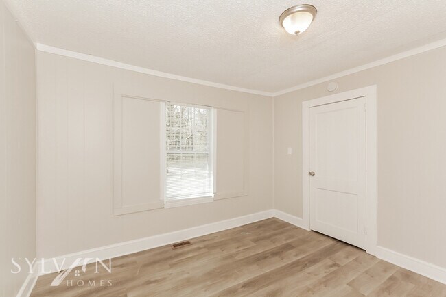 Building Photo - Cute, cozy and comfortable