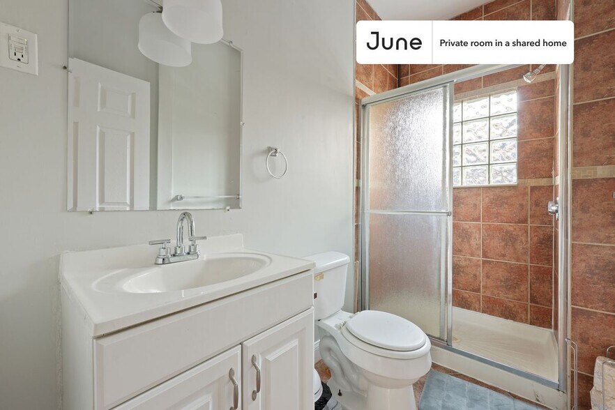 Building Photo - Room in Shared 3 bed/1 bath home