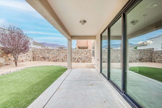 Building Photo - Beautiful Westside home with 3 bed-2 baths...