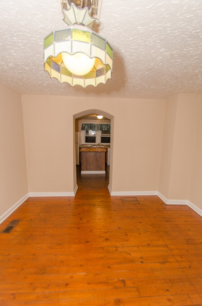 Building Photo - Spacious 3 bedroom, 1 bath Home - Availabl...