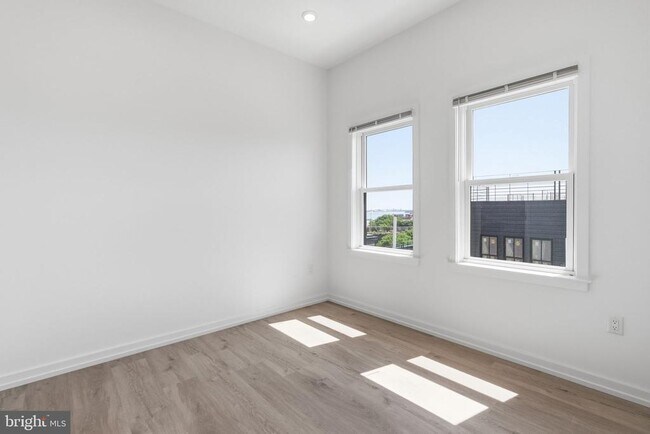 Building Photo - 209 New St