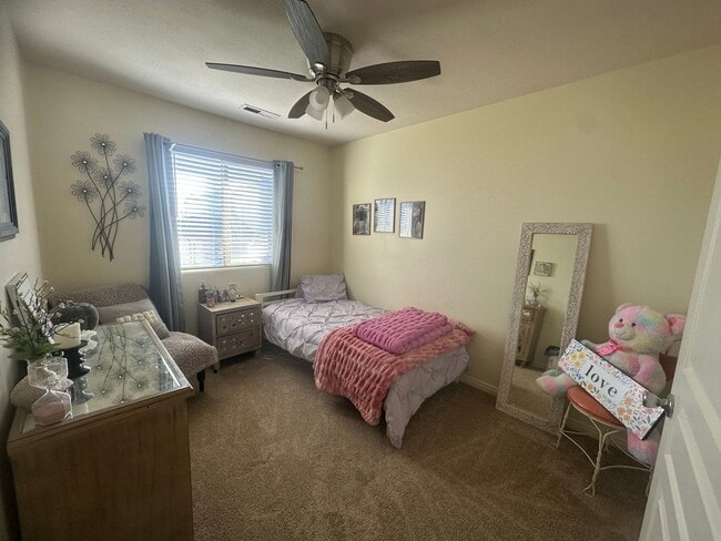 Building Photo - Great location 3 bed, 2.5 bath, 1 car gara...