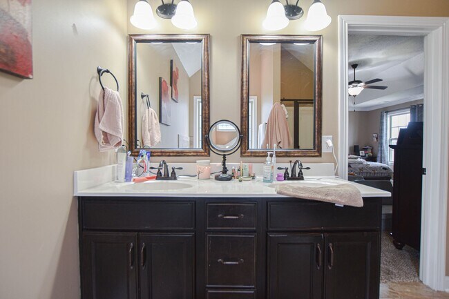 Building Photo - Pet Friendly Four Bedroom!