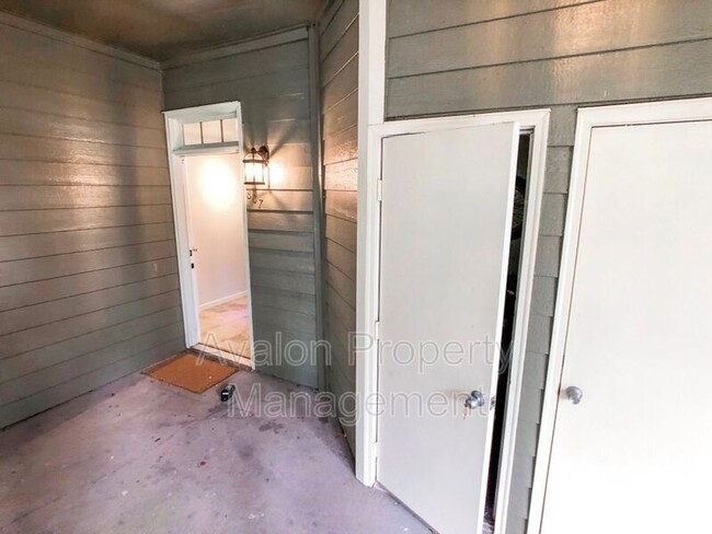 Building Photo - 807 McGill Park Ave NE