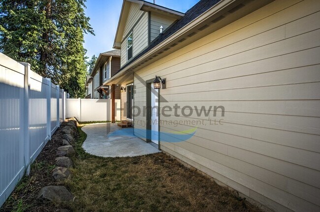 Building Photo - 3 Bedroom 2.5 Bathroom Custom Craftsman w/...
