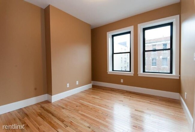 Building Photo - 5 br, 2 bath Triplex - 6 Lothian Rd 2