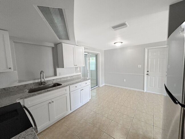 Building Photo - 3034 Primrose Dr