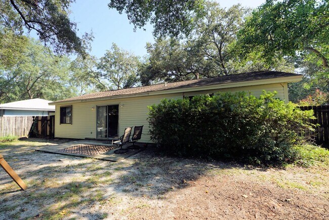 Building Photo - Central Niceville Location
