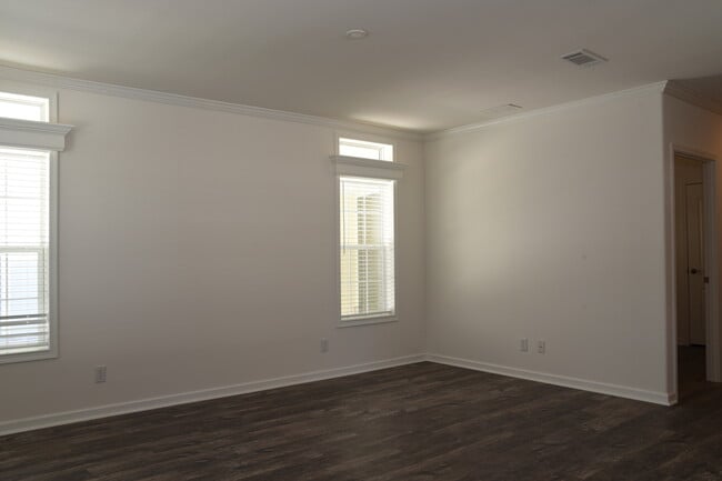 Building Photo - 1902 W Gleneagles Rd