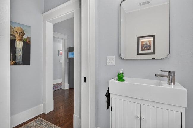 Building Photo - 305 E 54th St