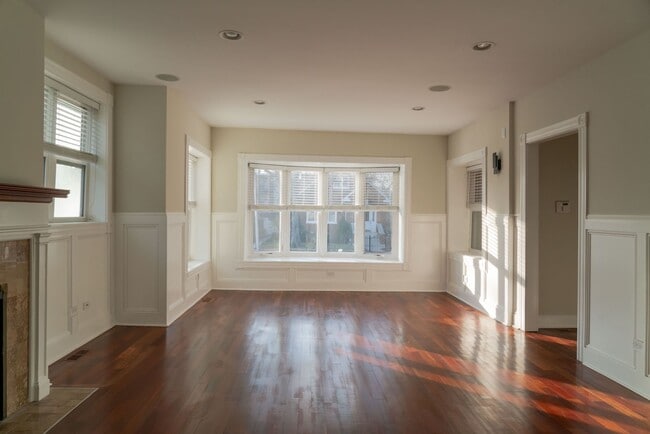 Building Photo - Gorgeous 5 Bedroom / 4 Full Bath Home along Chicago River