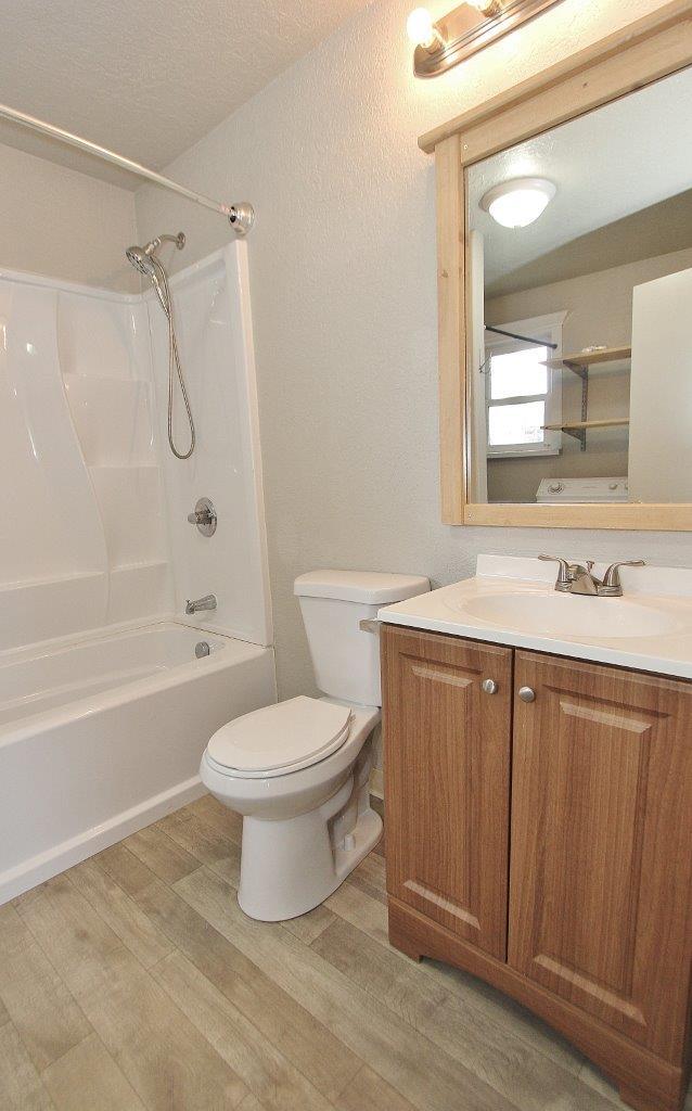 Building Photo - 815 E 1st St