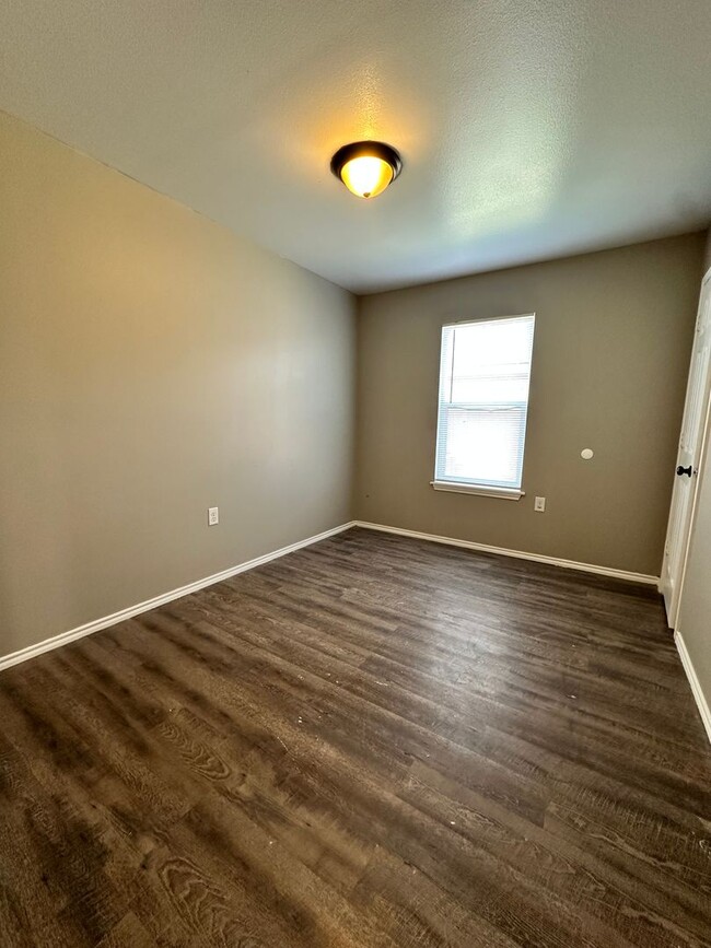 Building Photo - Cute 3 Bedroom Home Located In Chatman Hil...