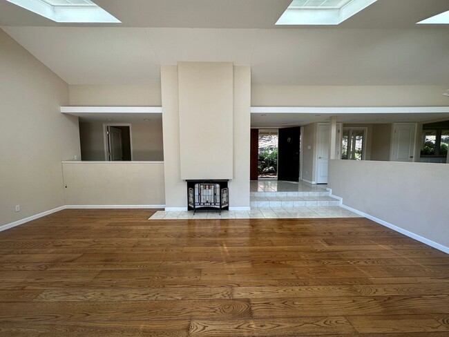 Building Photo - Fabulous LAH home, close town location, sp...