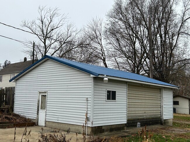 Building Photo - 615 E Main St