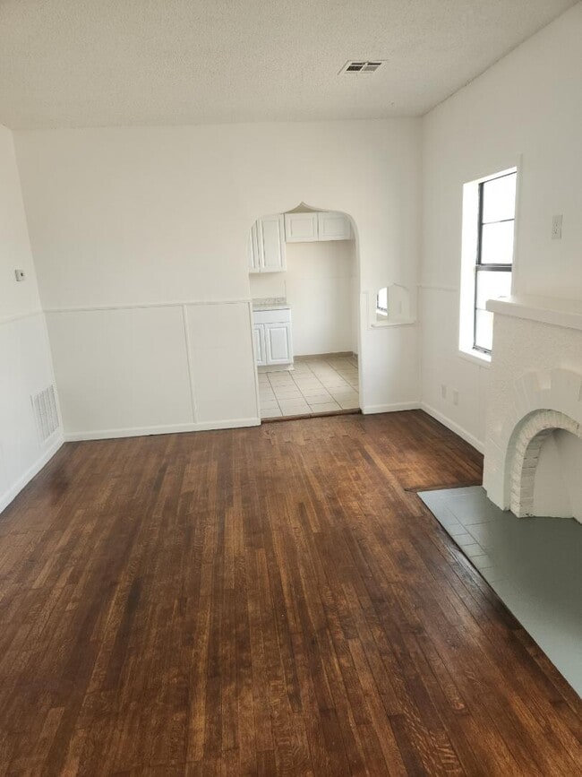 Building Photo - 1223 N Chautauqua Ave