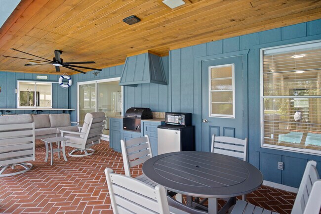 Building Photo - 1360 SW Albatross Way