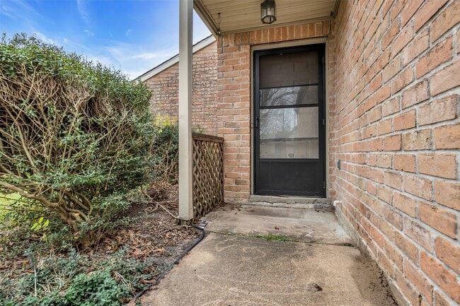 Building Photo - 4407 Hickory Grove Dr