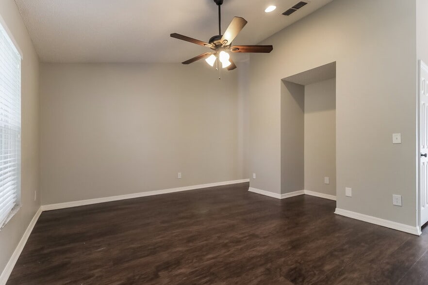 Building Photo - 70 Pine Arbor Dr