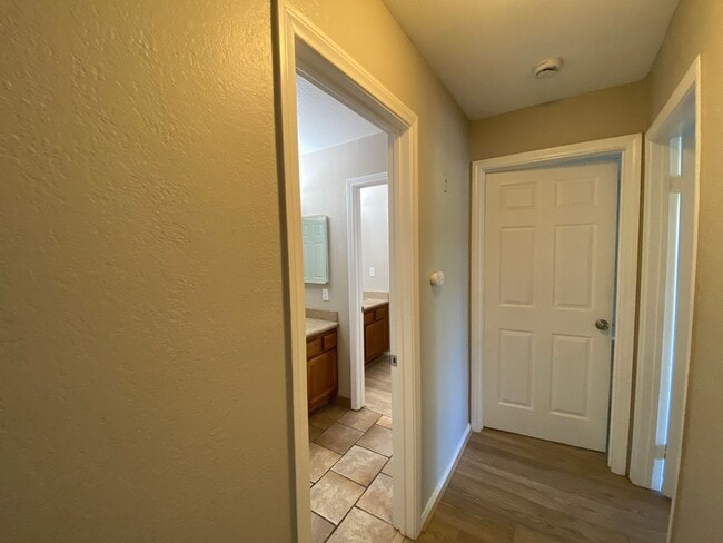 Building Photo - 2 Bedroom Condo in Arbor Hills Gated Community