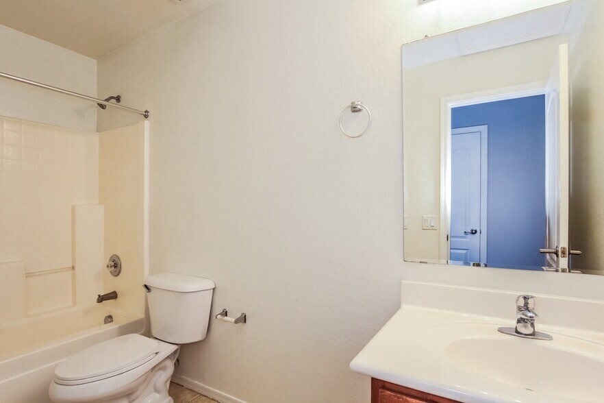 Building Photo - 12938 W Fleetwood Ln