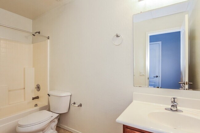 Building Photo - 12938 W Fleetwood Ln