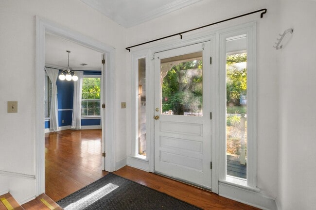 Building Photo - HISTORIC DOWNTOWN  3 bedroom 2.5 bath home