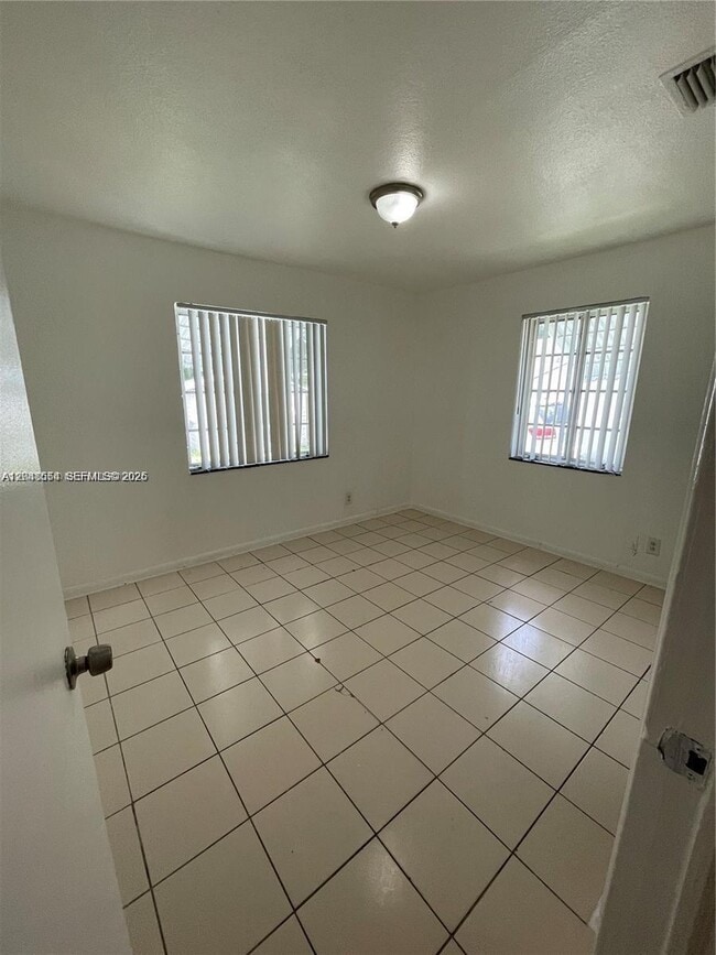 Building Photo - 2435 Plunkett St