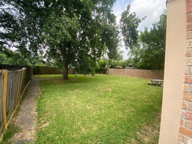 Building Photo - 2110 Hilton Head Dr