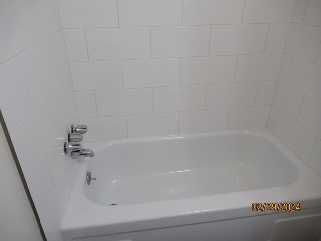 Building Photo - Newly Remodeled-Willow Run Apartment