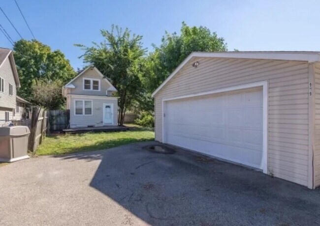 Building Photo - Charming 4-Bed Home with Gleaming Hardwood Floors & 2 Full Baths in Minneapolis!
