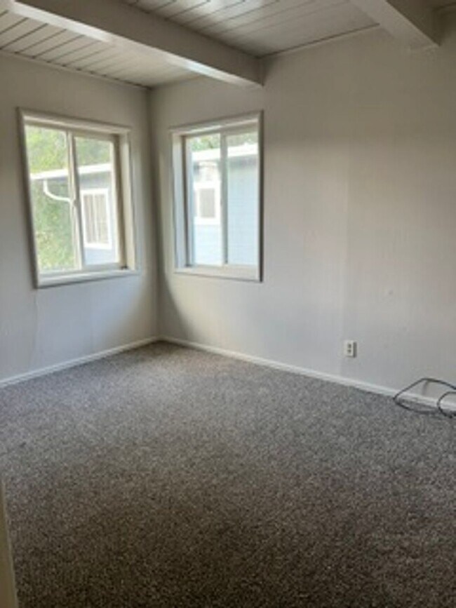 Building Photo - 675 Denslowe Dr