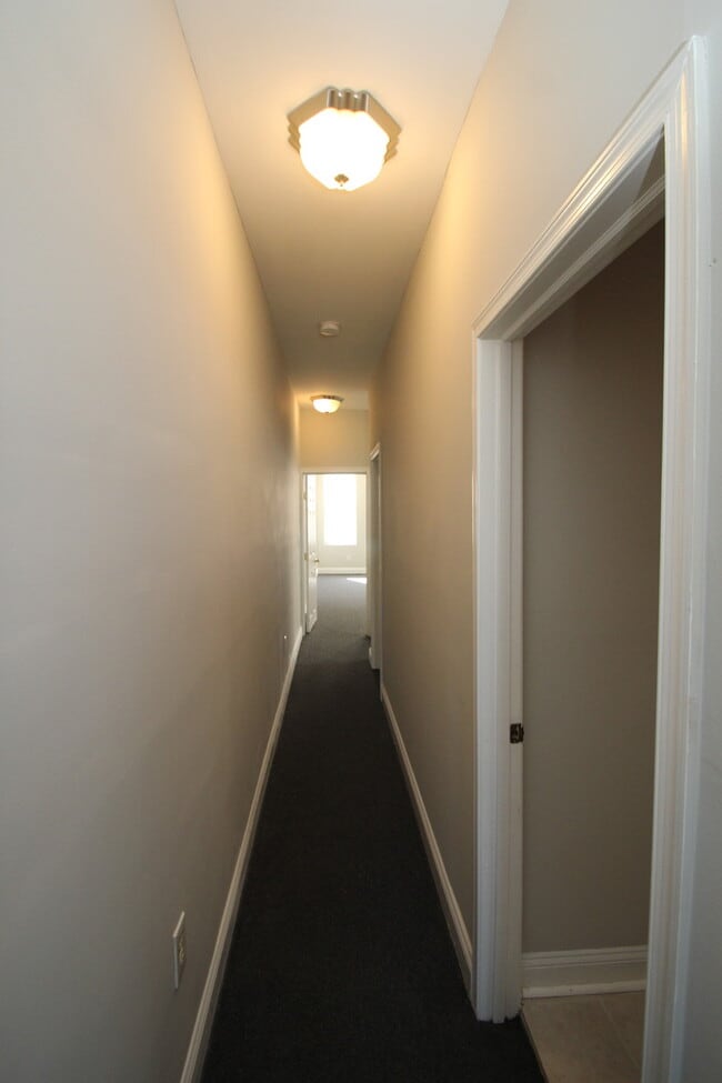 Building Photo - Updated & Lovely Harwood 3bd/1ba rowhome w...