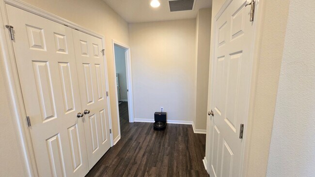 Building Photo - Beautiful 4 Bed / 3.5 Bath Home ~ Available April 1st + Incentive!