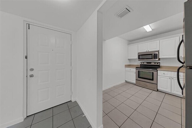 Building Photo - 721 N Pine Island Rd