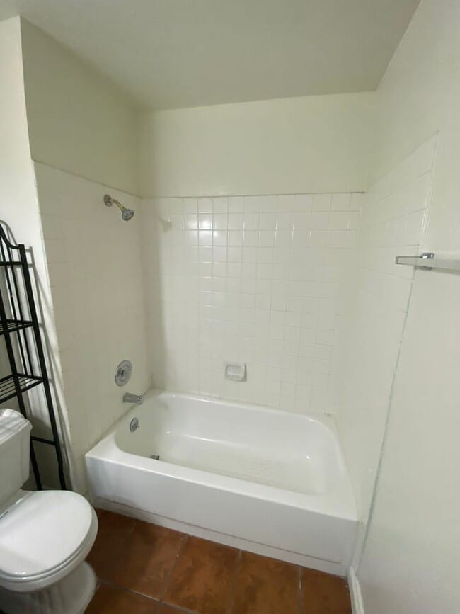Building Photo - Wonderful 4 bed/2.5 bath home located on t...