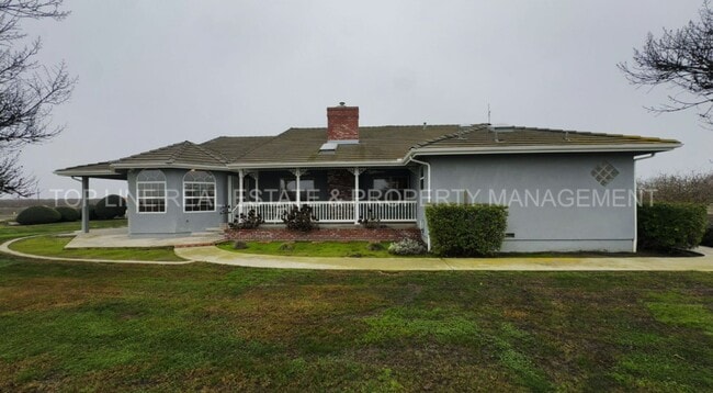 Building Photo - Beautiful Country Custom Home For Rent in Corcoran!