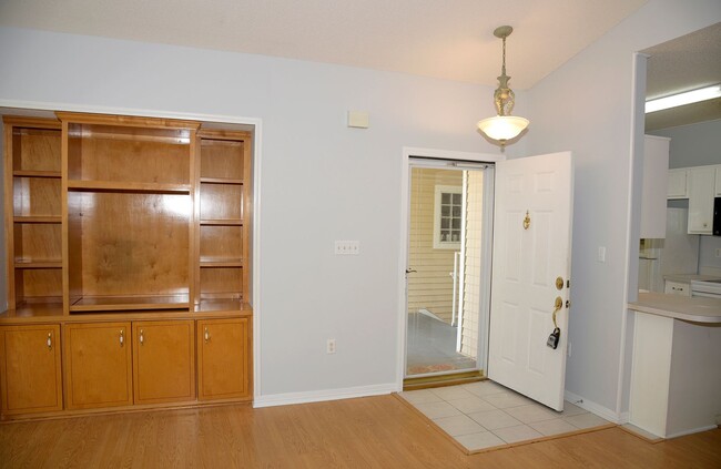 Building Photo - Rare 3 Bedroom Condo!